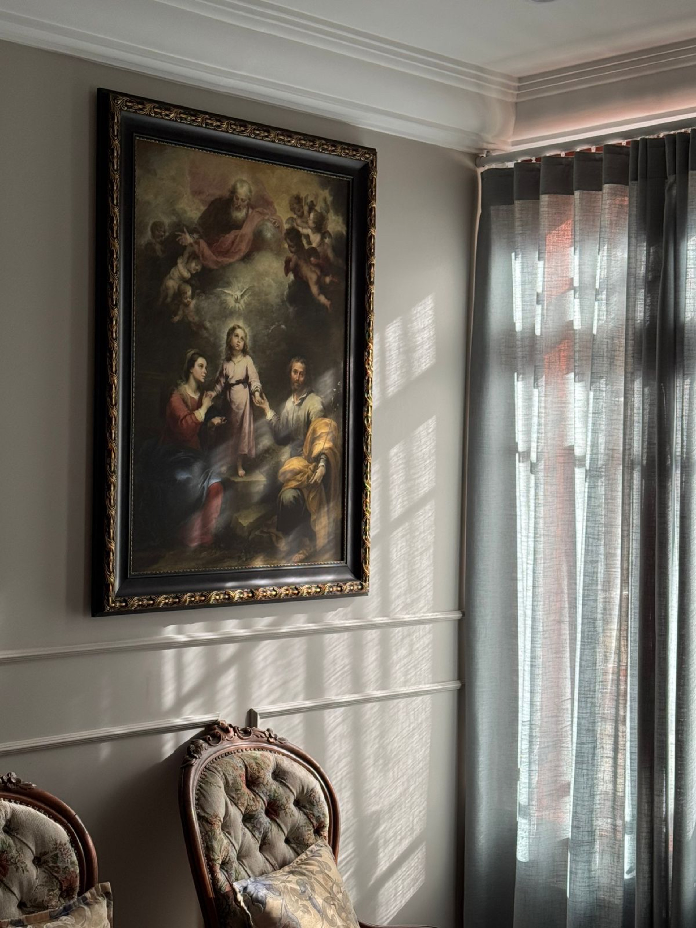 Sagrada Família em sala com poltrona clássica